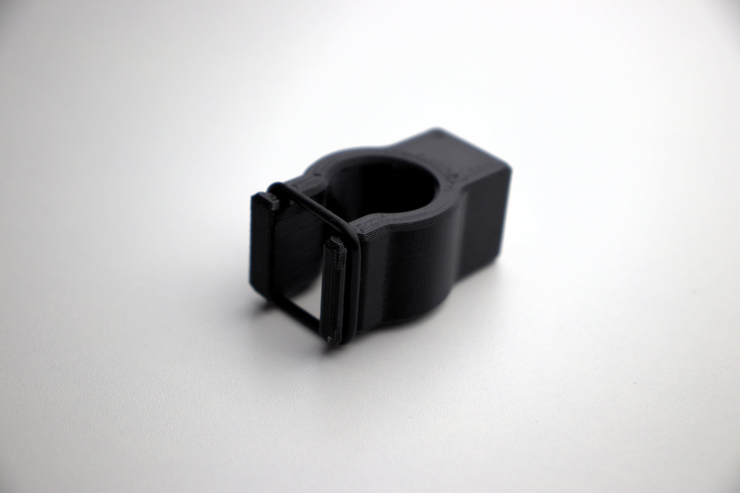 Rückansicht des PoleSnap Clips mit gesichertem O-Ring