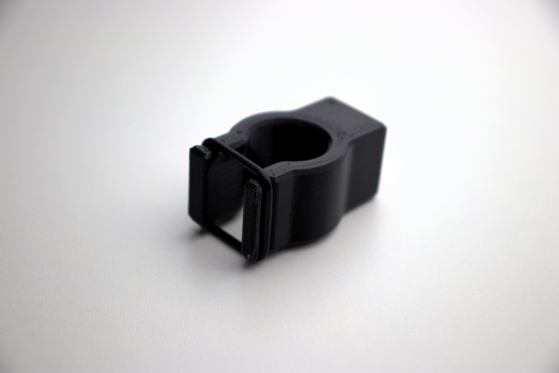 Rückansicht des PoleSnap Clips mit gesichertem O-Ring