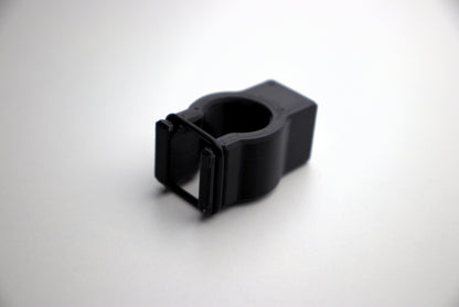 Rückansicht des PoleSnap Clips mit gesichertem O-Ring