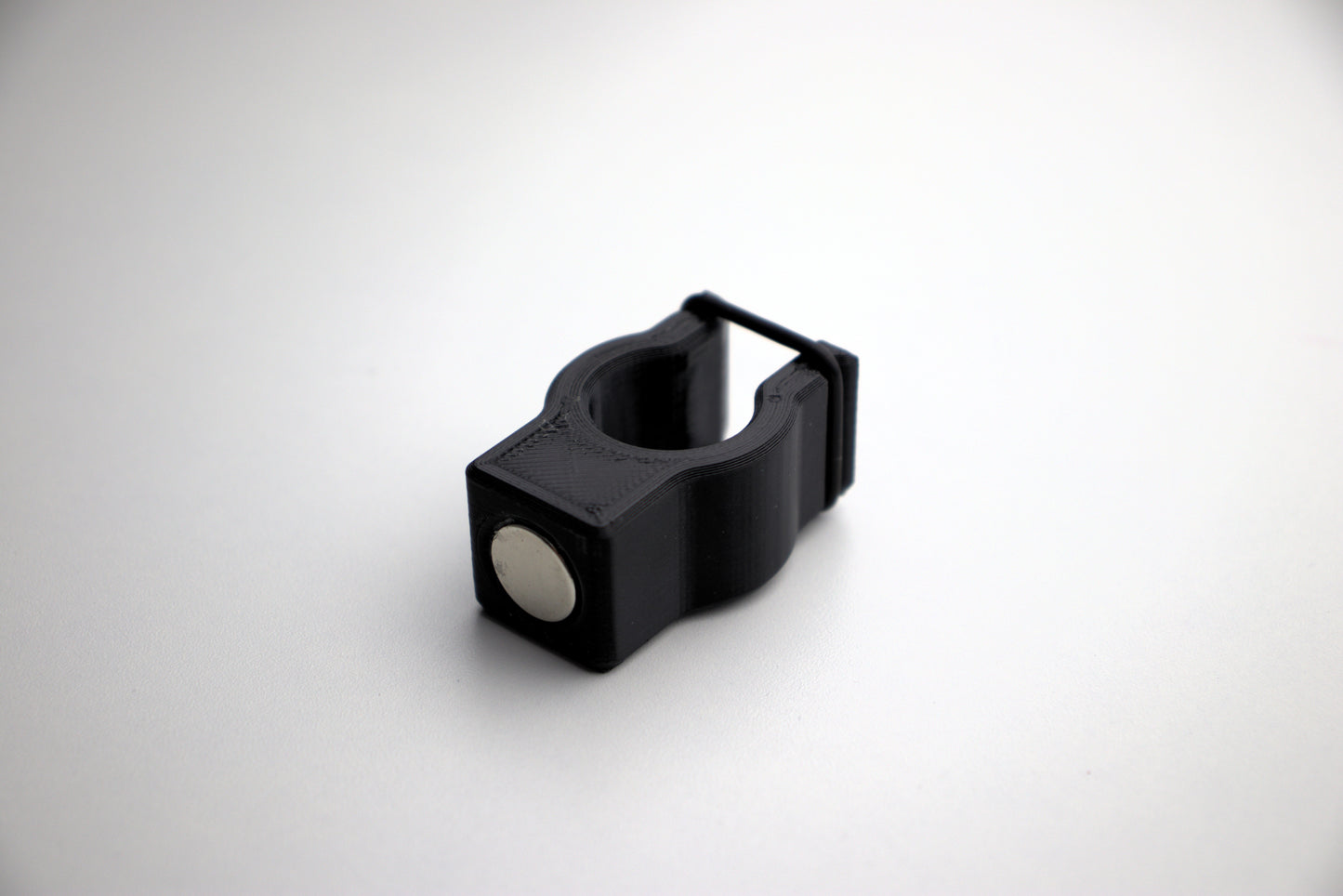 PoleSnap Clip mit schwarzem O-Ring am Skistock montiert