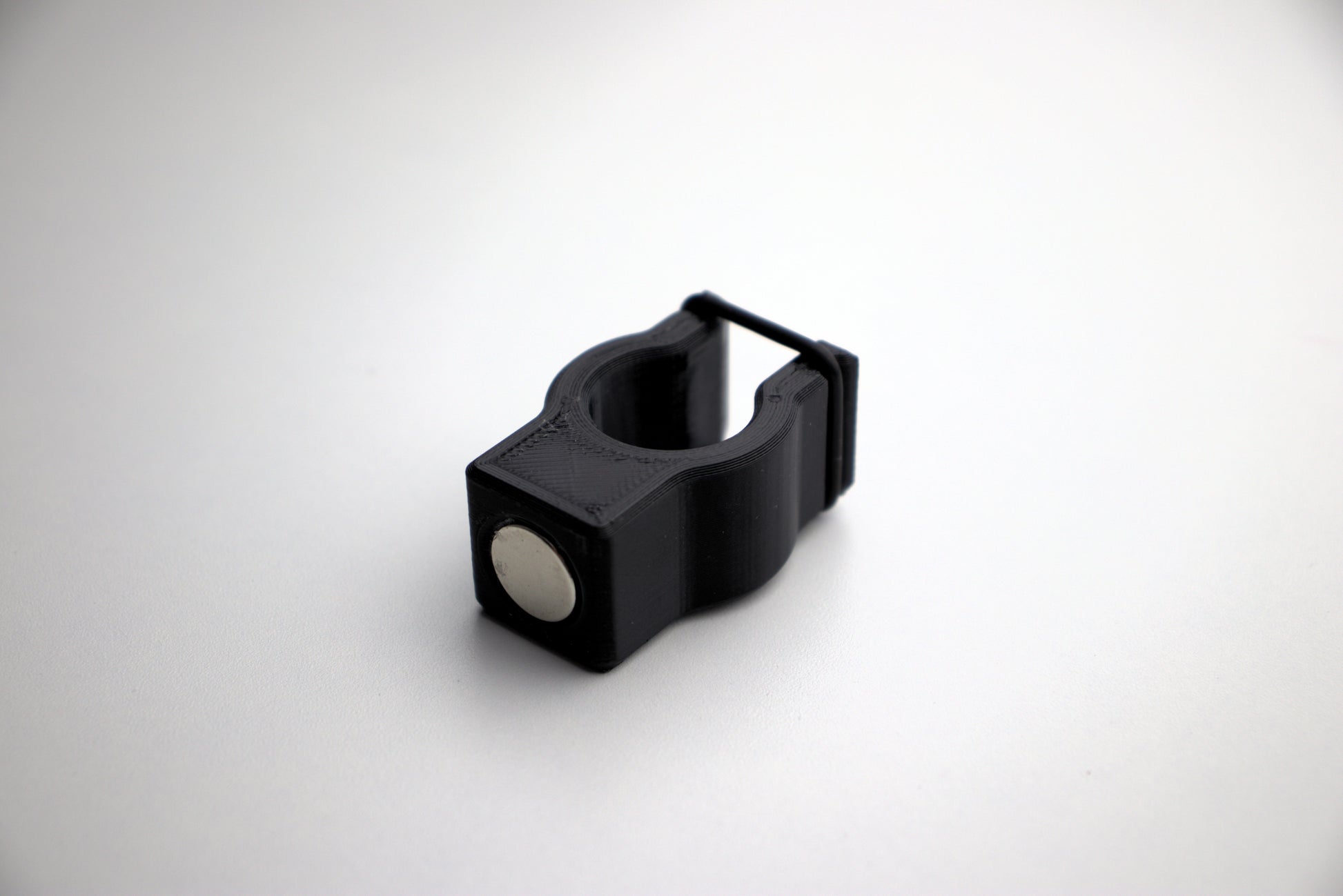 PoleSnap Clip mit schwarzem O-Ring am Skistock montiert