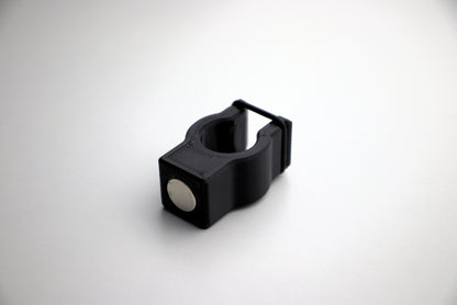 PoleSnap Clip mit schwarzem O-Ring am Skistock montiert